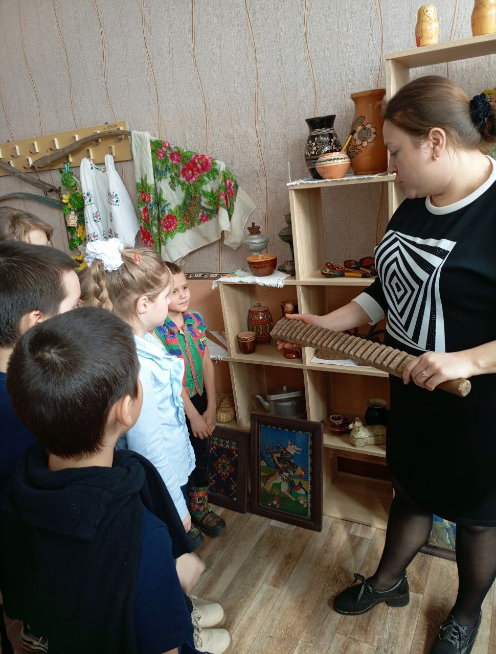 Экскурсия в школьную музейную комнату.