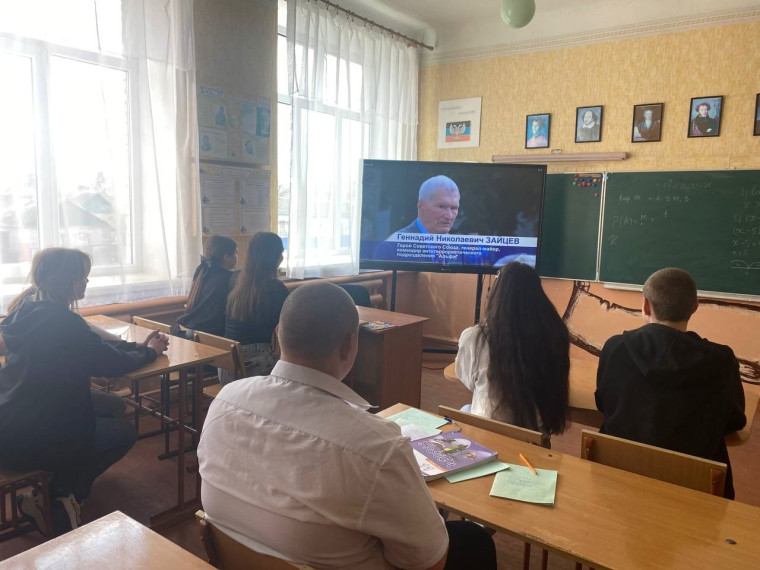 обучающиеся старшей школы просмотрели документальные фильмы «Командир» и «Гром небесный».